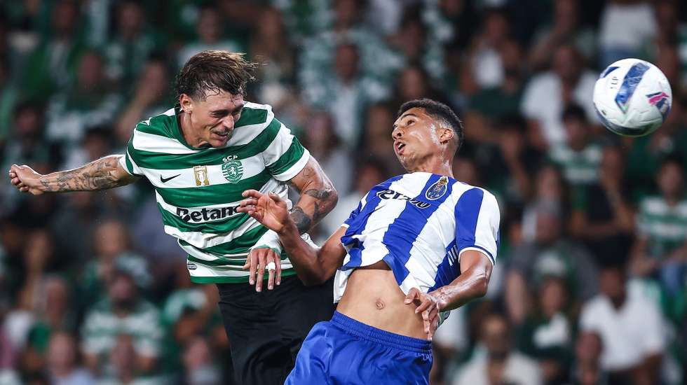 Sporting`s Ricardo Mangas (L) vies for the ball with FC Porto Alberto Costa during the Portuguese First League soccer match held at José Alvalade Stadium in Lisbon, Portugal, 30 August 2025. RODRIGO ANTUNES/LUSA