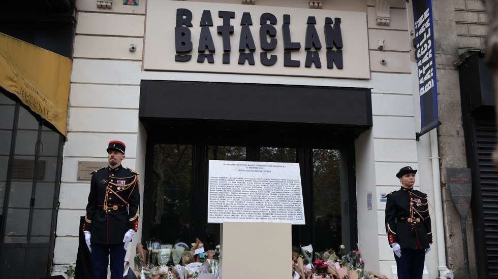 epa12523196 Republican guards stand guard outside the Bataclan music hall during a ceremony in tribute to the victims of the November 2015 Paris attacks, in Paris, France, 13 November 2025. The day marks the 10th anniversary of the coordinated terrorist attacks that killed 130 people and injured hundreds, targeting the Bataclan Concert Hall, Stade de France, and Parisian cafes.  EPA/LUDOVIC MARIN / POOL  MAXPPP OUT