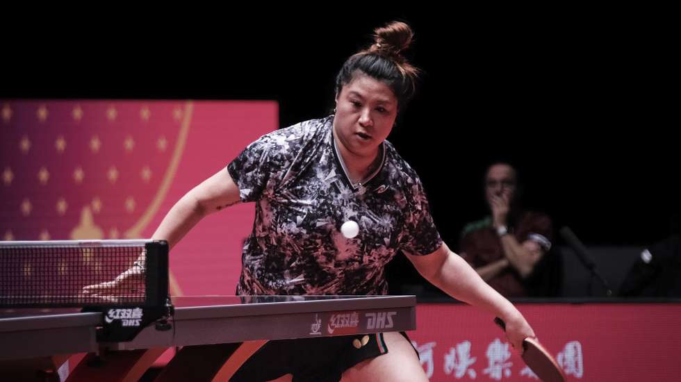Mesa-tenista portuguesa Jieni Shao em ação contra a chinesa Wang Yidi (ausente na fotografia) durante a Taça do Mundo de Ténis de Mesa, no Galaxy Arena, em Macau, China, 16 de abril de 2025. GONÇALO LOBO PINHEIRO/LUSA