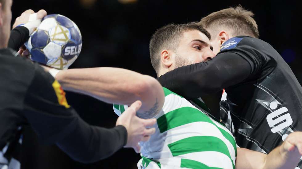 epa12538397 Martim Costa of Lisbon (L) in action against Lasse Andersson of Berlin (R) during the EHF Champions League group phase handball match between Fuchse Berlin and Sporting Lisbon, in Berlin, Germany, 20 November 2025.  EPA/HANNIBAL HANSCHKE