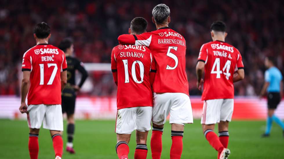 epa12515084 Benfica's Georgiy Sudakov (C-L) celebrates with his teammates after scoring the 1-0 goal during the Portuguese First League soccer match between SL Benfica and Casa Pia, in Lisbon, Portugal, 09 November 2025.  EPA/RODRIGO ANTUNES