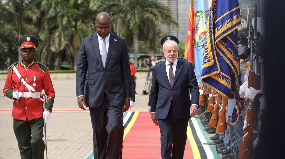 Daniel Chapo (C), President of Mozambique, accompanied by Lula da Silva (R), President of Brazil, during the welcome ceremonies at the Mozambican Presidential Palace in Maputo, Mozambique, 24 November 2025. Brazilian President Lula da Silva arrived in Maputo late Sunday afternoon for his fourth visit to Mozambique in three terms, the last of which was exactly 15 years ago. LUISA NHANTUMBO/LUSA
