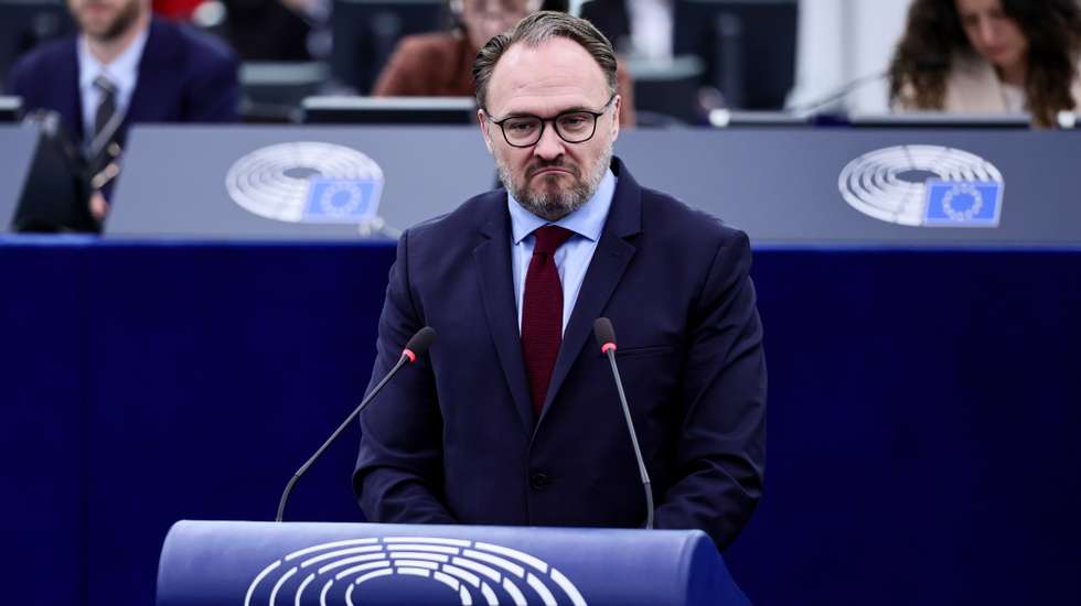 epa12595682 European Commissioner for Energy and Housing Dan Jorgensen speaks during a debate on 'Phasing out Russian natural gas imports, improving monitoring of potential energy dependencies and amending Regulation (EU) 2017/1938' at the European Parliament in Strasbourg, France, 16 December 2025. The current plenary session runs from 15 until 18 December 2025.  EPA/RONALD WITTEK