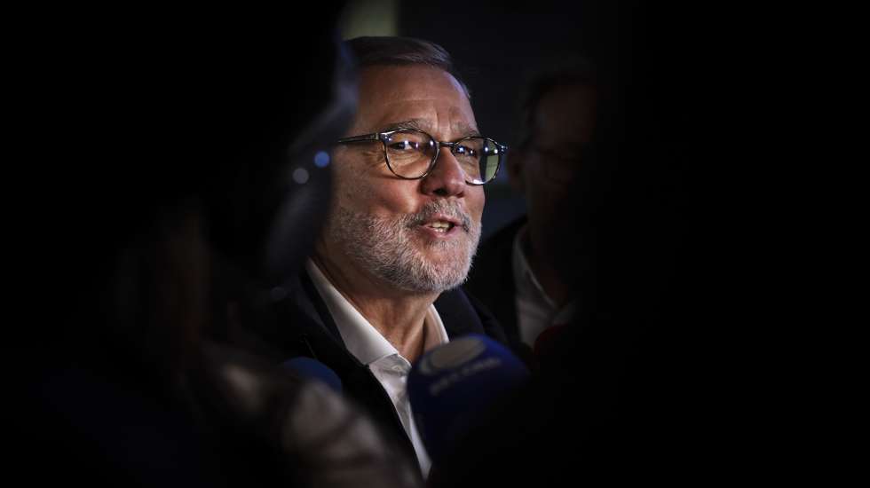 Mário Mourão, secretário-geral da UGT, fala à comunicação social pouco antes de uma reunião com a ministra do Trabalho, Solidariedade e Segurança Social, Rosário Palma Ramalho, para retomar a negociação do anteprojeto Trabalho XXI, após a interrupção provocada pela greve geral, na sede do ministério em Lisboa, 16 de dezembro de 2025. TIAGO PETINGA/LUSA