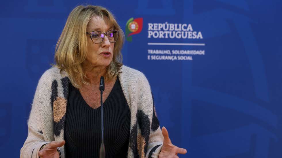 A ministra do Trabalho, Solidariedade e Segurança Social, Rosário Palma Ramalho, fala à comunicação social após uma reunião com uma delegação da UGT chefiada pelo seu secretário-geral, Mário Mourão, para retomar a negociação do anteprojeto Trabalho XXI, após a interrupção provocada pela greve geral, na sede do ministério em Lisboa, 16 de dezembro de 2025. TIAGO PETINGA/LUSA
