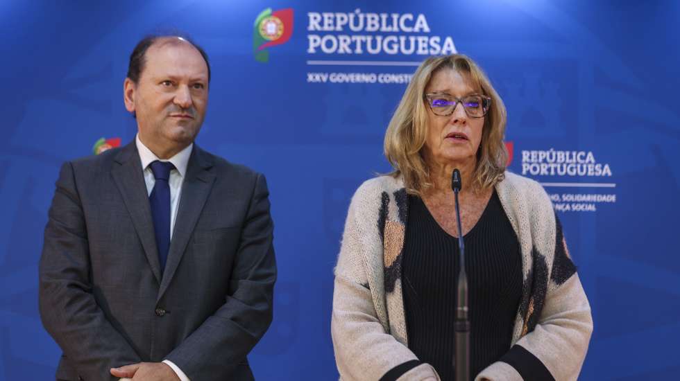 A ministra do Trabalho, Solidariedade e Segurança Social, Rosário Palma Ramalho, ladeada por Adriano Rafael Moreira, secretário de Estado Adjunto e do Trabalho, fala à comunicação social após uma reunião com uma delegação da UGT chefiada pelo seu secretário-geral, Mário Mourão, para retomar a negociação do anteprojeto Trabalho XXI, após a interrupção provocada pela greve geral, na sede do ministério em Lisboa, 16 de dezembro de 2025. TIAGO PETINGA/LUSA