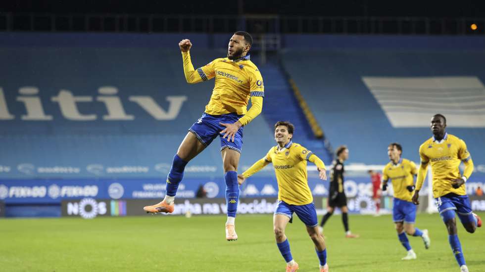 O jogador do Estoril Praia Yanis Begraoui festeja após marcar contra o Alverca durante o jogo da I Liga de futebol realizado no Estádio António Coimbra da Mota, no Estoril, 27 Dezembro 2025, ANTÓNIO COTRIM/LUSA