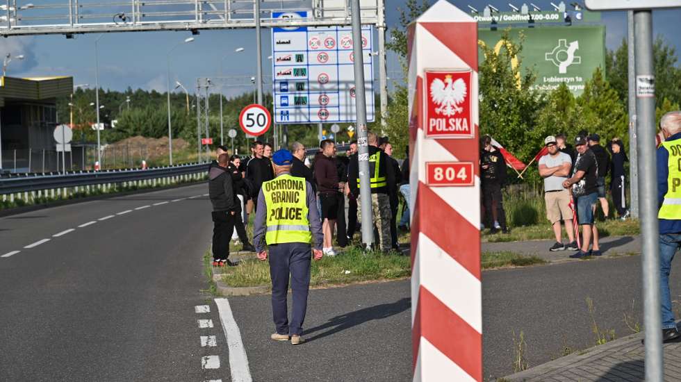 epa12202121 A self-organized civilian patrol on the Polish-German border in Lubieszyn, Poland, 27 June 2025. About 300 residents gathered in the "Defense of Polish Borders" to prevent the illegal border crossings from Germany into Poland.  EPA/Marcin Bielecki POLAND OUT