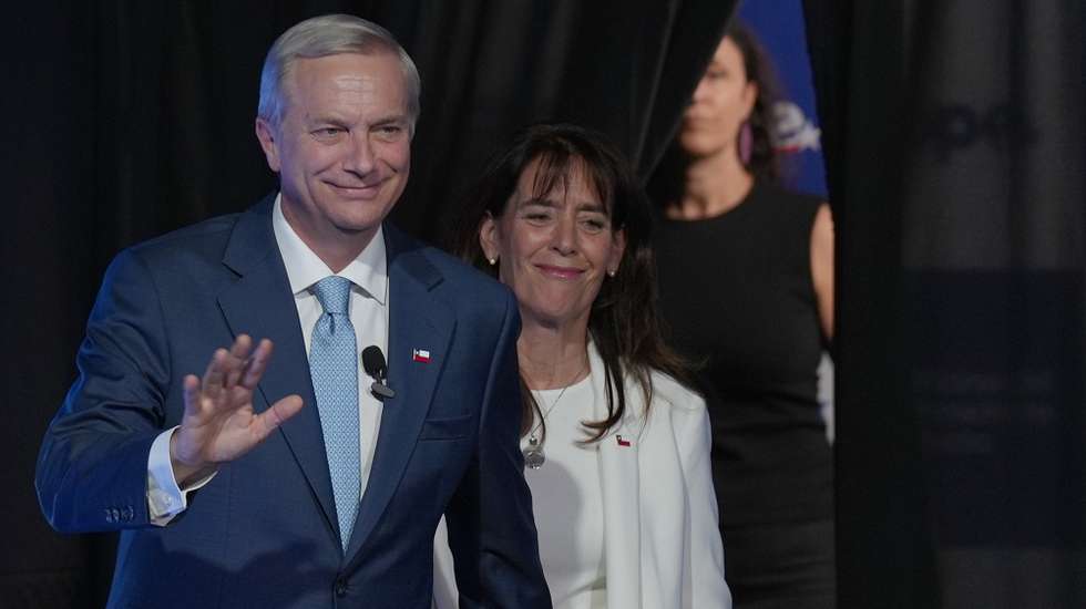 epa12666247 Chilean president-elect Jose Antonio Kast (L) greets the crowd alongside his wife Maria Pia Adriasola (C) before the presentation of his cabinet in Santiago, Chile, 20 January 2026. Kast nominated two lawyers who had represented former President Augusto Pinochet to serve as ministers of Justice and Defense.  EPA/ADRIANA THOMASA