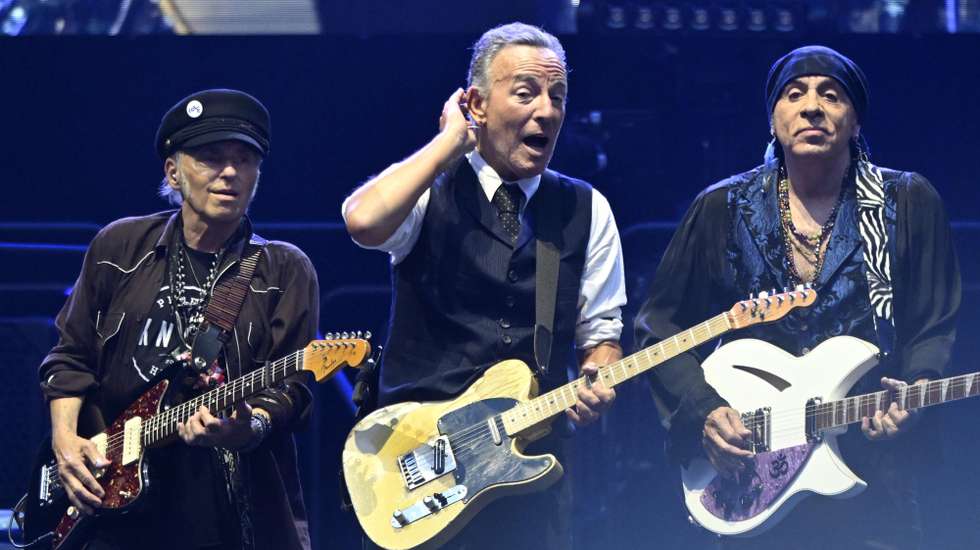 epa12207109 US singer-songwriter Bruce Springsteen (C) performs with guitarists Nils Lofgren (L) and Steven Van Zandt (R) on stage during a concert with the E Street Band at Giuseepe Meazza Stadium in Milan, Italy, 30 June 2025, as part of his 'Land of Hope and Dreams' tour.  EPA/DANIEL DAL ZENNARO