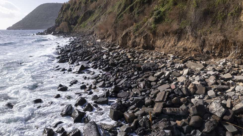 Baía das Águas, em Angra do Heroísmo, nos Açores, onde foram depositadas toneladas de destroços do sismo de 1980, que deixou milhares de pessoas desalojadas na ilha Terceira, Angra do Heroísmo, Terceira, Açores, Portugal, 30 de dezembro de 2024. (ACOMPANHA TEXTO DO DIA 31 DE DEZEMBRO DE 2024) ANTÓNIO ARAÚJO/LUSA