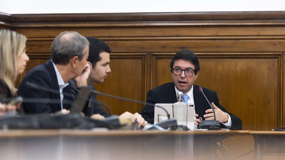 O diretor executivo do Serviço Nacional de Saúde (SNS), Álvaro Almeida (D), durante a sua audição na Comissão de Saúde sobre "as vagas por preencher no internato médico", na Assembleia da República, em Lisboa, 04 de fevereiro de 2026. JOSÉ SENA GOULÃO/LUSA