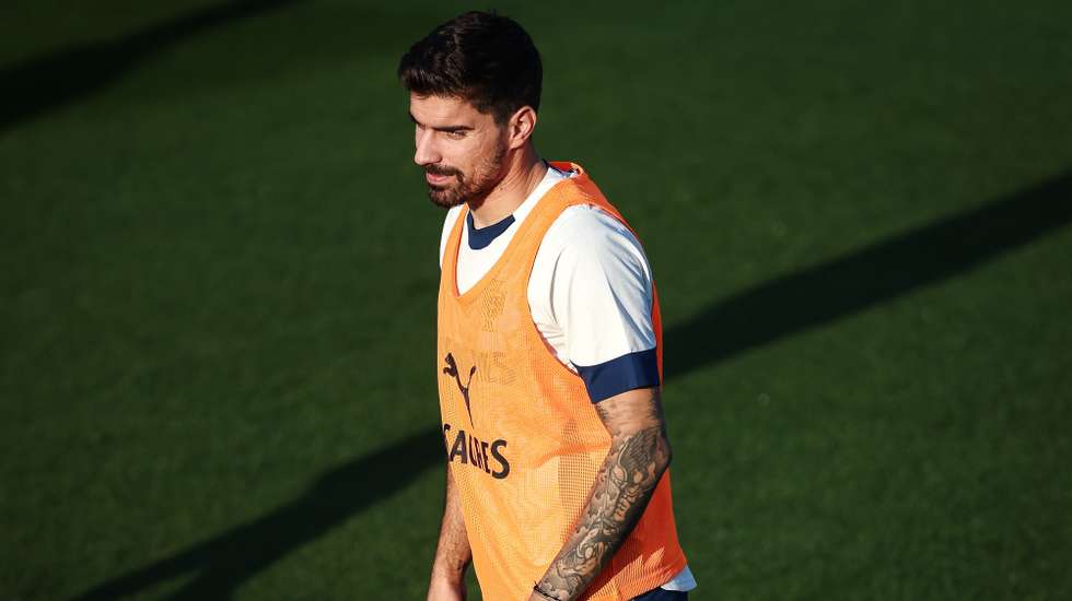 epa12445317 Portugal's Ruben Neves attends a training session at Cidade do Futebol, near Lisbon, Portugal, 10 October 2025. Portugal will face the Republic of Ireland and Hungary on 11 and 14 October respectively in theur 2026 FIFA World Cup Qualifiers.  EPA/RODRIGO ANTUNES