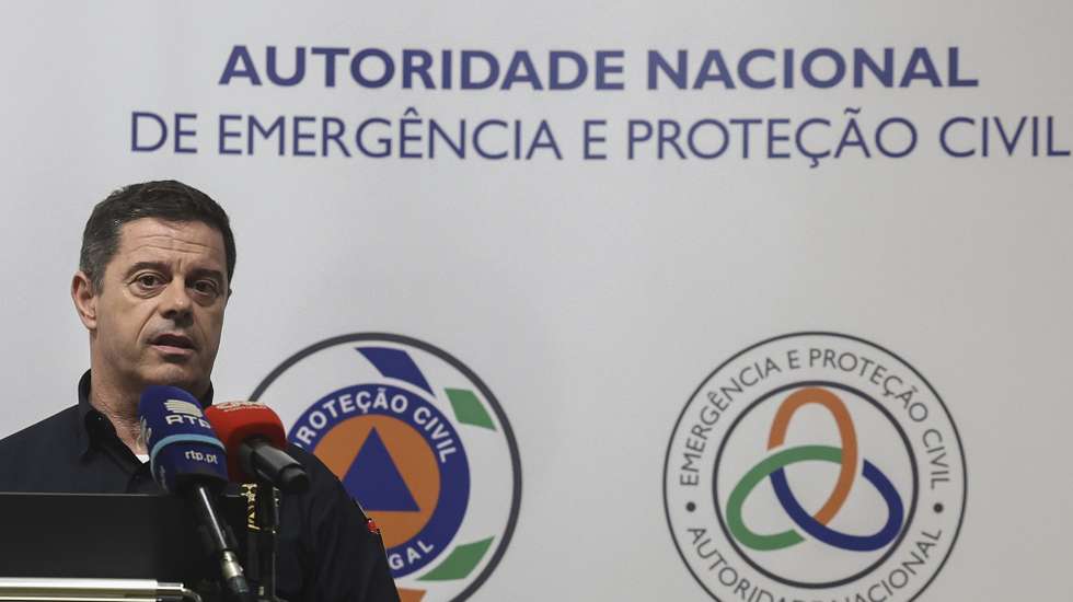 O comandante Nacional de Emergência e Proteção Civil (ANEPC), Mário Silvestre, apresenta o ponto da situação dos incêndios no continente, bem como as ações operacionais, a previsão meteorológica para os próximos dias - perigo de incêndio - reforçando as recomendações à população/medidas em vigor durante a atual situação de alerta, Carnaxide, Oeiras  12 de agosto de 2025.  ANTÓNIO COTRIM/LUSA