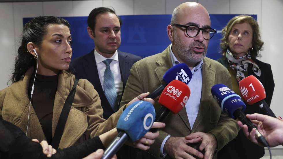 O ministro das Infraestruturas e Habitação, Miguel Pinto Luz, fala aos jornalistas após uma reunião no âmbito do trabalho de acompanhamento e monitorização dos efeitos da tempestade com diversas entidades, em Lisboa, 9 de fevereiro de 2026. ANTÓNIO COTRIM/LUSA