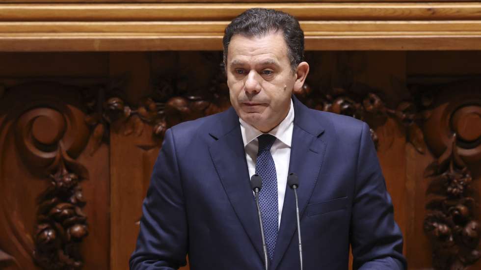 O primeiro-ministro, Luís Montenegro, intervém na sessão plenária na Assembleia da República, em Lisboa, 19 de fevereiro de 2026. ANTÓNIO COTRIM/LUSA