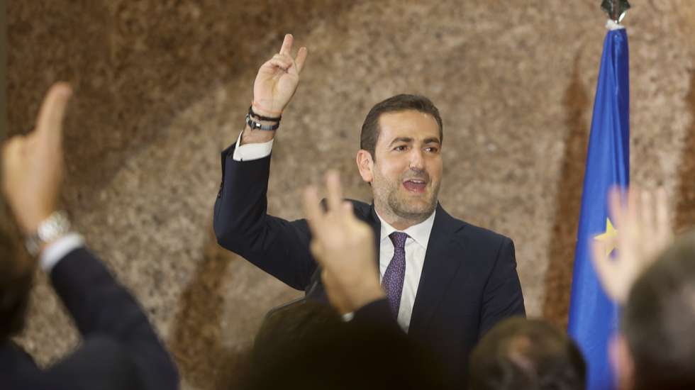 O líder parlamentar do Partido Social Democrata (PSD), Hugo Soares, intervém durante o jantar de Natal do grupo parlamentar do partido, na Estufa Fria, em Lisboa, 16 de dezembro de 2025. ANTÓNIO PEDRO SANTOS/LUSA