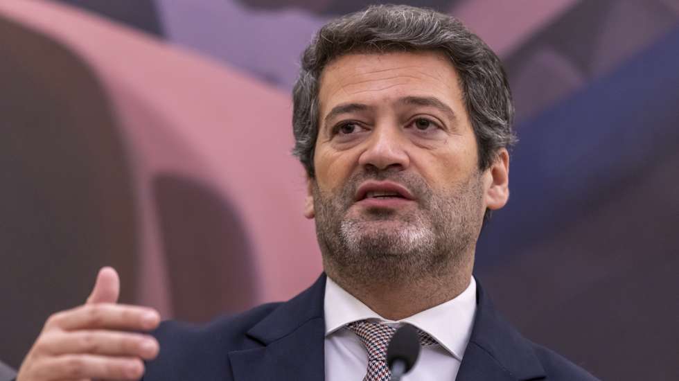 O presidente do Chega, André Ventura, fala aos jornalistas após a reunião com o primeiro-ministro, Luís Montenegro, para discutir o programa "Portugal Transformação, Recuperação e Resiliência" (PTRR), no Palácio de São Bento, em Lisboa, 25 de fevereiro de 2026. JOSÉ SENA GOULÃO/LUSA