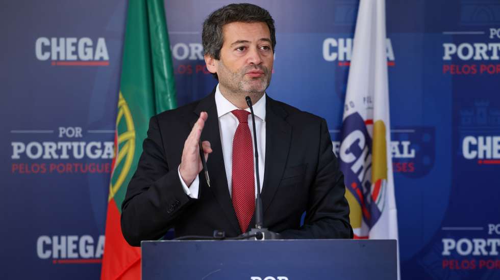 O presidente do Chega, André Ventura, durante a conferência de imprensa sobre o contexto de Portugal no conflito com o Irão, a Base das Lajes e as consequências económicas para o país, nomeadamente os preços do petróleo no mercado internacional, em Lisboa, 03 de março de 2025. ANTÓNIO COTRIM/LUSA