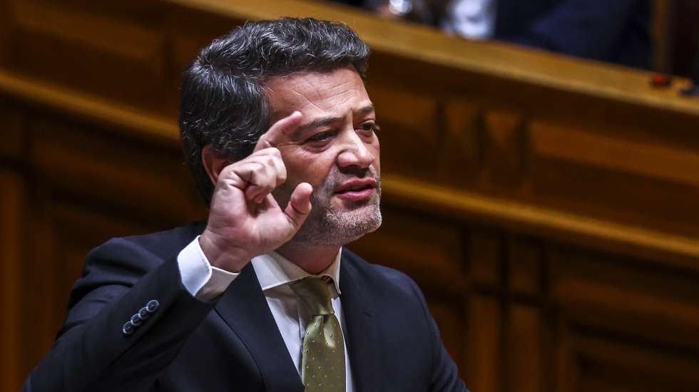 O lider do Chega, André Ventura, usa da palavra no debate parlamentar na Assembleia da República em Lisboa, 4 de março de 2026. TIAGO PETINGA/LUSA