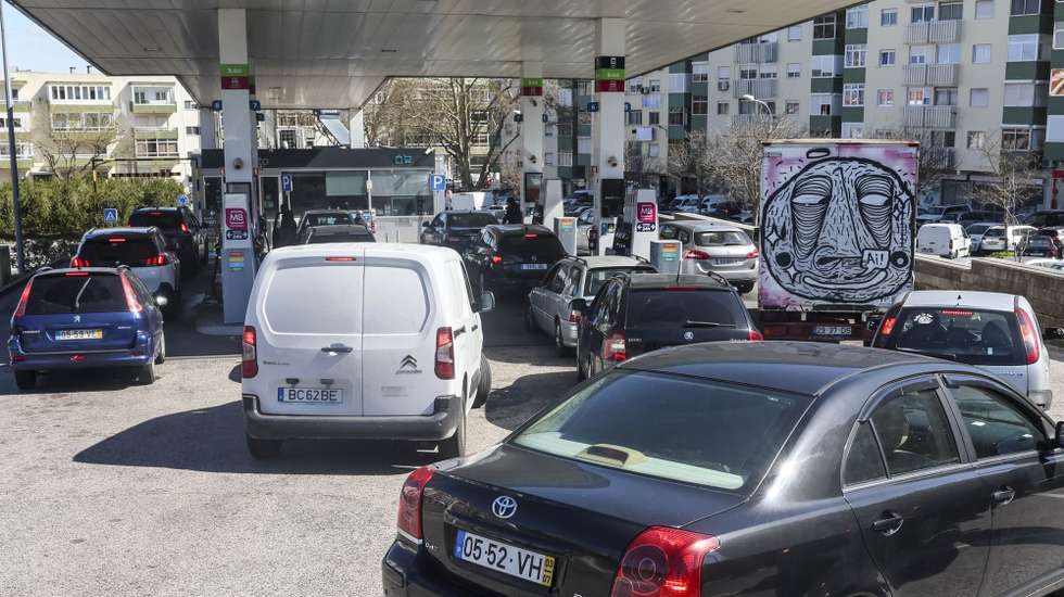 A poucas horas do aumento acentuado do gasóleo e da gasolina, veiculos são abastecidos numa das bombas com preços mais baixos no País, na Amadora, 07 março 2026.       MANUEL DE ALMEIDA/LUSA