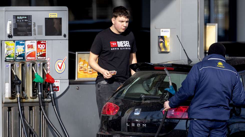 epa12807405 An employee (R) works at a gas station in Skopje, North Macedonia, 09 March 2026. After the Regulatory Commission announced an increase in petrol and diesel prices at gas stations, people rushed to fill the tanks of their vehicles. The price of diesel rose by 20 Euro cents, creating queues at gas stations. Diesel sales are limited to 2,000 denars (around 35 Euros) per vehicle. Fueled by the escalating conflict in the Middle East, the international oil benchmark, Brent Crude, surged past 100 US dollars per barrel on 09 March 2026.  EPA/GEORGI LICOVSKI