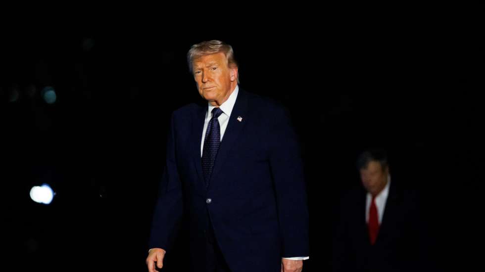 epa12808176 US President Donald Trump walks across the South Lawn towards the White House after landing in Marine One, in Washington, DC, USA, 09 March 2026. The President is returning to the White House after spending the weekend at his private club, Mar-a-Lago, in Palm Beach, Florida.  EPA/Samuel Corum / POOL