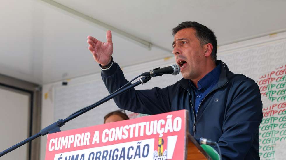 O secretário-geral da CGTP-IN, Tiago Oliveira, fala aos manifestantes após ter sido recebido pelo chefe de gabinete da Ministra do Trabalho, Solidariedade e Segurança Social, sem ter participado numa reunião entre a UGT e as confederações empresariais, em Lisboa, 16 de Março de 2026. MIGUEL A. LOPES/LUSA