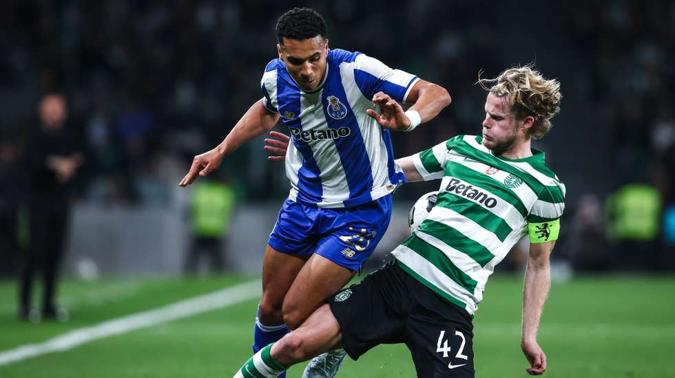 epa12792983 Sporting's Morten Hjulmand (R) vies for the ball with FC Porto's Alberto Costa during the Portugal Cup semi-finals soccer match between Sporting CP and FC Porto in Lisbon, Portugal, 03 March 2026.  EPA/RODRIGO ANTUNES