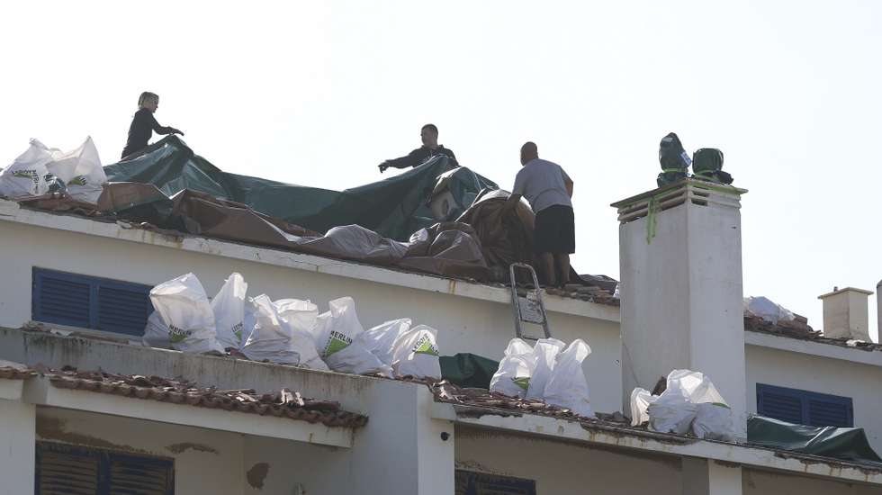 Populares tentam reconstruir telhados destruídos pelo vento causado pela depressão Kristin, um mês depois da passagem da tempestade, na Praia da Vieira de Leiria, Marinha Grande, 26 de fevereiro de 2026. (ACOMPANHA TEXTO DA LUSA DE 27-02-2026) PAULO NOVAIS/LUSA