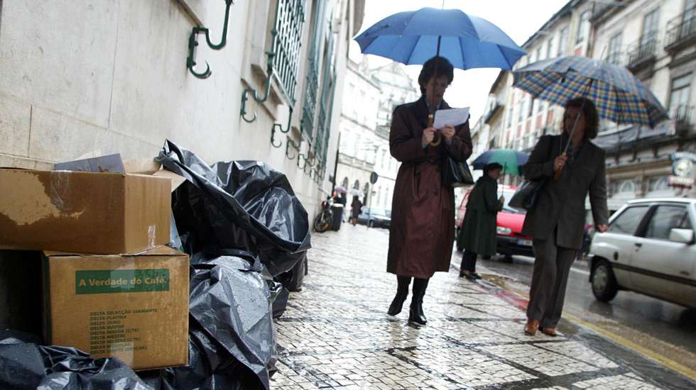 CBR06-20021114-COIMBRA: A adesao dos funcionarios de recolha do lixo a greve da Administracao Publica deixou as ruas de Coimbra cheias de lixo por recolher. FOTO PAULO NOVAIS/LUSA