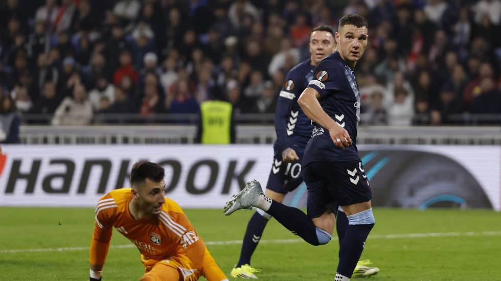 epa12834168 Ferran Jutgla (R) of Celta Vigo gestures after scoring the 2-0 lead during the UEFA Europa League round of 16 second leg soccer match between Olympique de Lyon and Celta Vigo in Lyon, France, 19 March 2026.  EPA/GUILLAUME HORCAJUELO