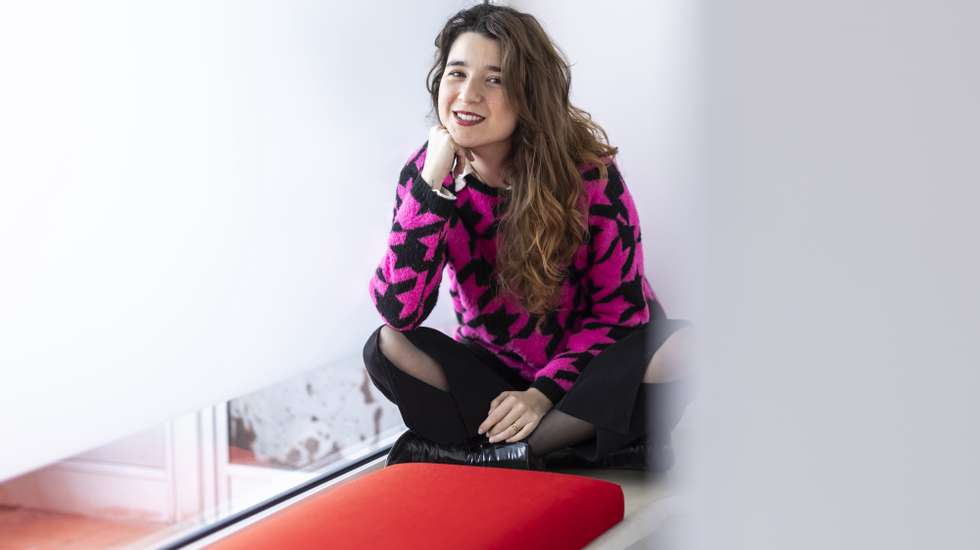 A cantora Beatriz Pessoa, que edita o novo álbum, “Muito Mais”, no dia 27 de março, posa para a fotografia durante uma entrevista à agência Lusa, em Lisboa, 20 de março de 2026. (ACOMPANHA TEXTO DA LUSA DO DIA 27 DE MARÇO DE 2026). JOSÉ SENA GOULÃO/LUSA