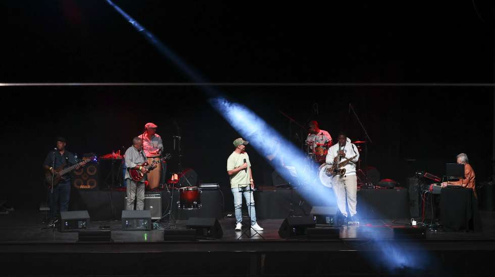 Os elementos da banda caboverdiana Os Tubarões  durante um ensaio para um espetáculo comemorativo dos 45 anos de carreira, em Lisboa, 29 de março de 2026. Os músicos mais antigos da banda cabo-verdiana Os Tubarões recordaram, em Lisboa, o encontro que tiveram em 1981 com o secretário-geral do PCP português, que lhes queria pagar pela atuação na Festa do Avante, o que eles recusaram. (ACOMPANHA TEXTO DA LUSA DO DIA 30 DE MARÇO DE 2026) ANTÓNIO COTRIM/LUSA