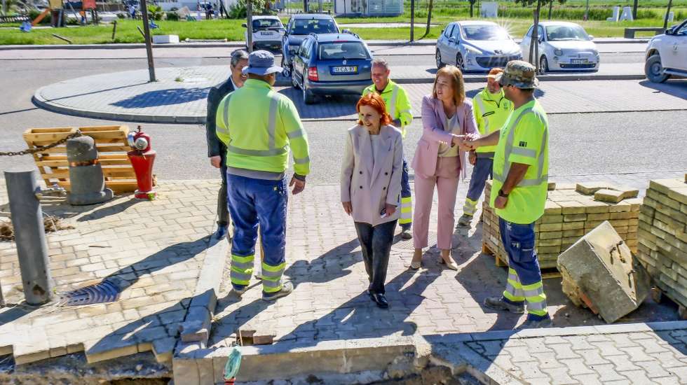 A ministra do Ambiente e Energia, Maria da Graça Carvalho (C), acompanhada pela presidente da Câmara Municipal de Alcácer do Sal, Clarisse Campos (3-D), visita os trabalhos de recuperação, depois da assinatura dos contratos programa com os municípios de Alcácer do Sal e Mértola, em Alcácer do Sal, 31 de março de 2026. Os contratos programa visam intervenções de emergência na reabilitação de infraestruturas e património ambiental, e visita as obras de recuperação dos danos das intempéries no concelho de Alcácer do Sal. RUI MINDERICO/LUSA