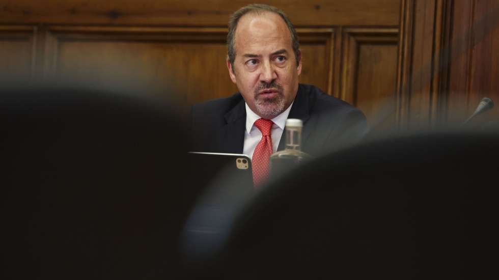 O governador do Banco de Portugal, Álvaro Santos Pereira, fala perante a Comissão de Orçamento, Finanças e Administração Pública na Assembleia da República, em Lisboa, 01 de abril de 2026. TIAGO PETINGA/LUSA