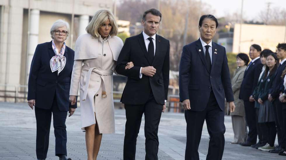 epa12865791 French President Emmanuel Macron (2-R) and his wife Brigitte Macron (2-L) arrive to pay tribute to the victims of the Korean War during his visit to the war memorial in Seoul, South Korea, 02 April 2025. French President Emmanuel Macron is on a state visit to South Korea.  EPA/JEON HEON-KYUN