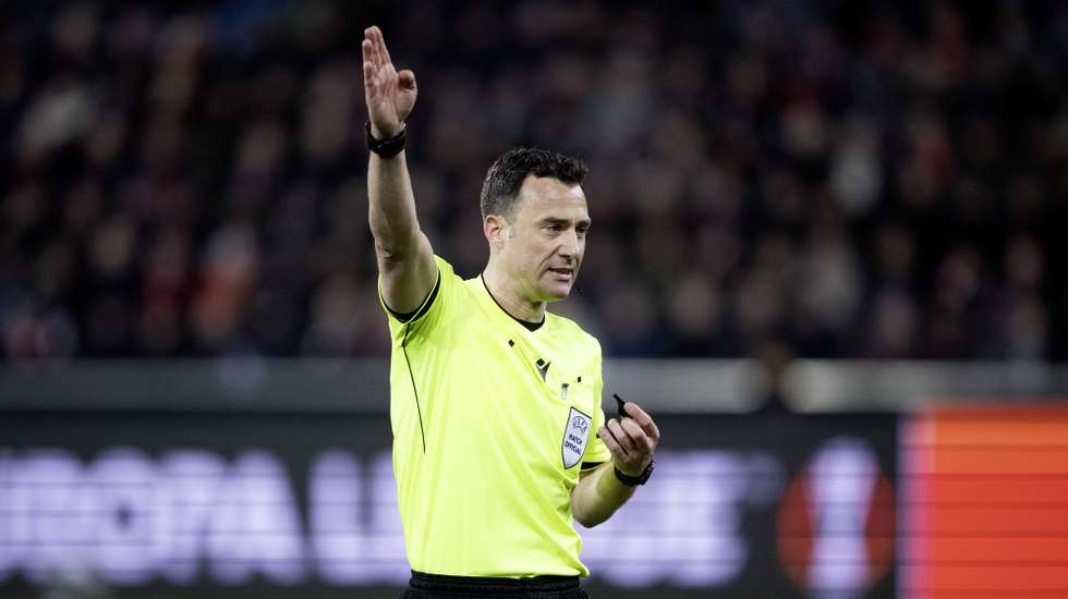 epa12834781 Referee Felix Zwayer gestures during the UEFA Europa League, Round of 16, 2nd leg match between FC Midtjylland and Nottingham Forest at MCH Arena in Herning, Denmark, 19 March 2026.  EPA/Bo Amstrup  DENMARK OUT