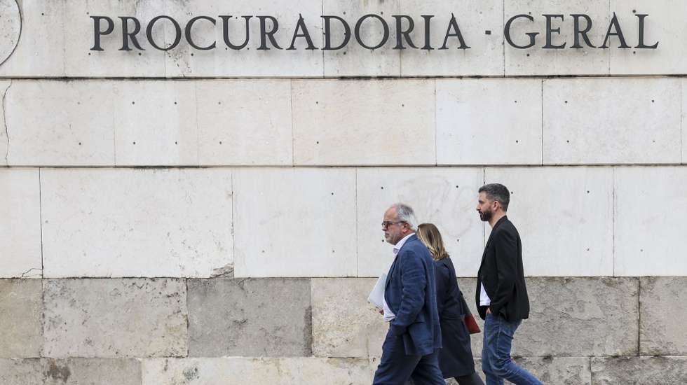 O coordenador do Bloco de Esquerda (BE), José Manuel Pureza (C), o deputado Fabian Figueiredo (D) e a eurodeputada Catarina Martins (ausente da fotografia) fazem uma participação à Procuradoria Geral da República (PGR) para que esta proceda ao apuramento dos factos sobre a autorização de utilização da Base das Lajes por parte dos Estados Unidos, na Procuradoria Geral da República, em Lisboa, 06 de abril de 2026. ANDRÉ KOSTERS/LUSA
