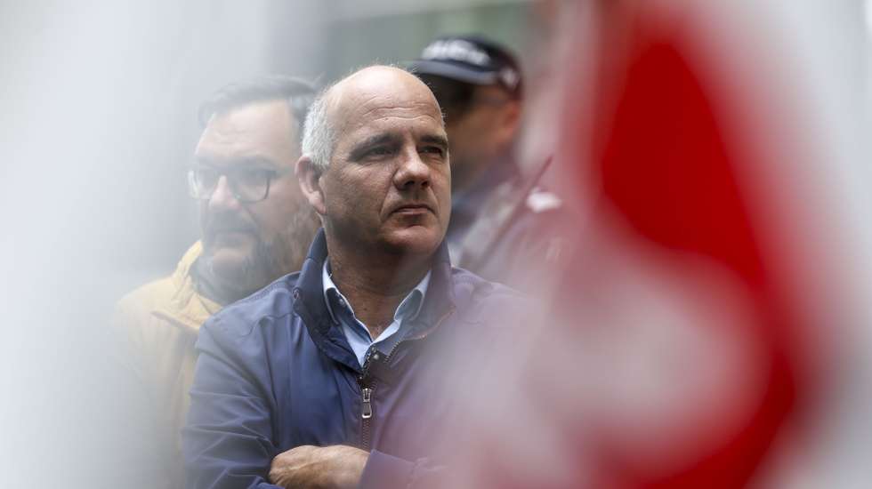 O secretário-geral do Partido Comunista Português (PCP), Paulo Raimundo, participa na concentração "Defender e reforçar o Serviço Nacional de Saúde", promovida pela Frente Comum de Sindicatos da Administração Pública, frente ao Ministério da Saúde, em Lisboa, 07 de abril de 2026. ANDRÉ KOSTERS/LUSA
