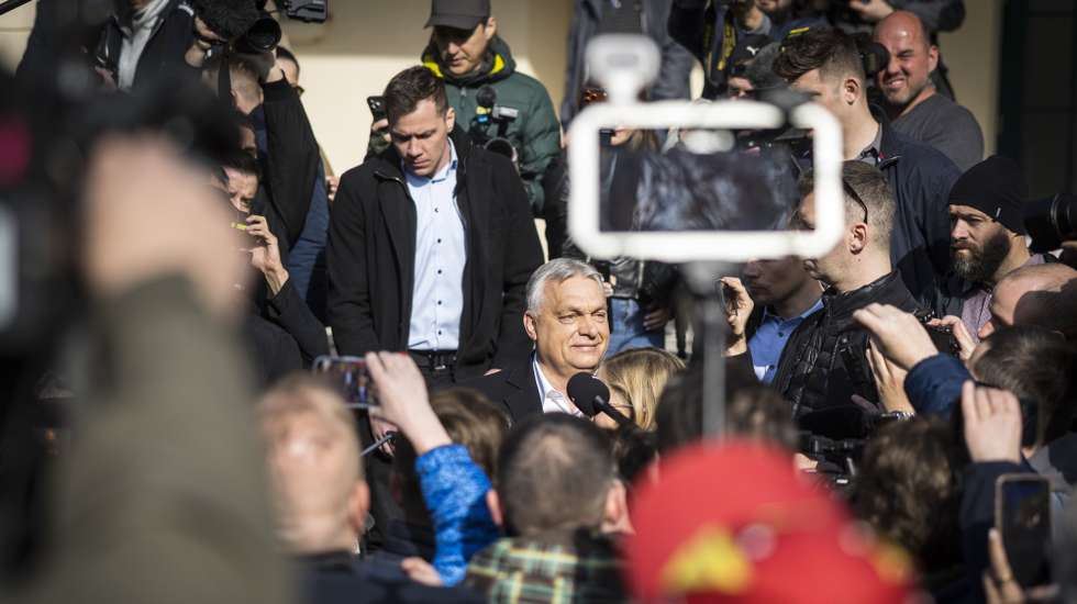 epa12884498 A handout photo made available by the Hungarian PM's General Department of Communication Hungarian Prime Minister Viktor Orban (C), leader and prime ministerial candidate of the ruling Fidesz party (C) talking to media after casting his vote during the general election in Budapest, Hungary, 12 April 2026.  EPA/AKOS KAISER/HUNGARIAN PM GENERAL DEPARTMENT OF COMMUNICATION 

 HANDOUT EDITORIAL USE ONLY/NO SALES