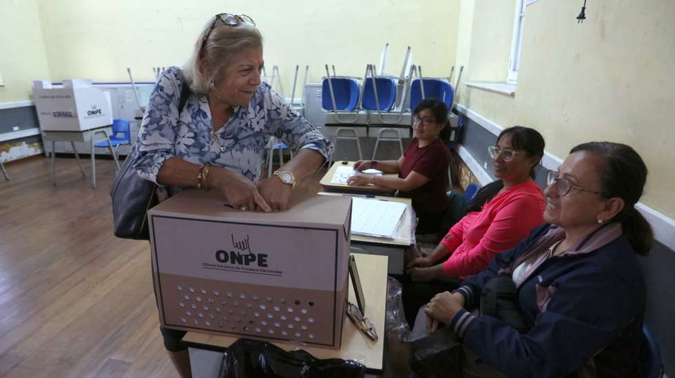epa12886348 A person votes at the Nuestra Senora de Guadalupe polling place in Lima, Peru, 12 April 2026. More than 10,000 polling stations across Peru closed following a long, ten-hour voting day, despite calls from some candidates to extend voting hours until Monday due to significant delays in Lima in setting up polling stations at several locations caused by a shortage of election materials.  EPA/Paul Vallejos