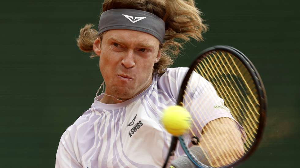 epa12871464 Andrey Rublev of Russia in action during his match against Nuno Borges of Portugal at the ATP Monte Carlo Masters tennis tournament in Roquebrune Cap Martin, France, 06 April 2026.  EPA/SEBASTIEN NOGIER