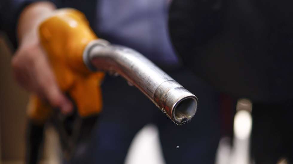 epa12888634 A drop of diesel slips from a fuel nozzle at a petrol station in Romainville, near Paris, France, 14 April 2026. Oil prices have risen above 100 US dollars a barrel again as the US Navy begins a blockade of the Strait of Hormuz following the collapse of ceasefire negotiations between Iran and the United States. Meanwhile, leasing of electric vehicles has surged across Europe amid rising petrol prices linked to the Iran war.  EPA/YOAN VALAT
