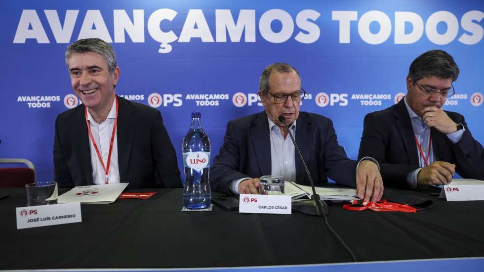O secretário-geral do Partido Socialista, José Luis Carneiro (E), companhado pelo presidente do partido, Carlos César (C) e pelo lider parlamentar, Eurico Brilhante Dias (D) no inicio dos trabalhos da reunião da Comissão Nacional em Lisboa, 19 de abril de 2026. TIAGO PETINGA/LUSA
