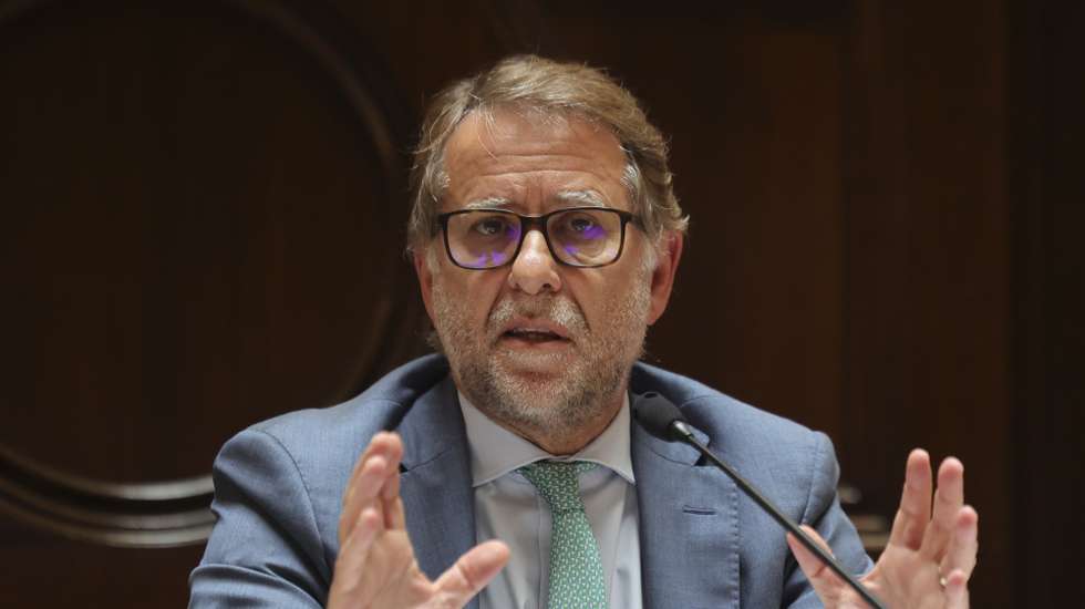 O ministro da Administração Interna, Luis Neves, intervém durante a sua audição na Comissão de Assuntos Constitucionais, Direitos, Liberdades e Garantias, na Assembleia da República, em Lisboa, 21 de abril de 2026. MANUEL DE ALMEIDA/LUSA