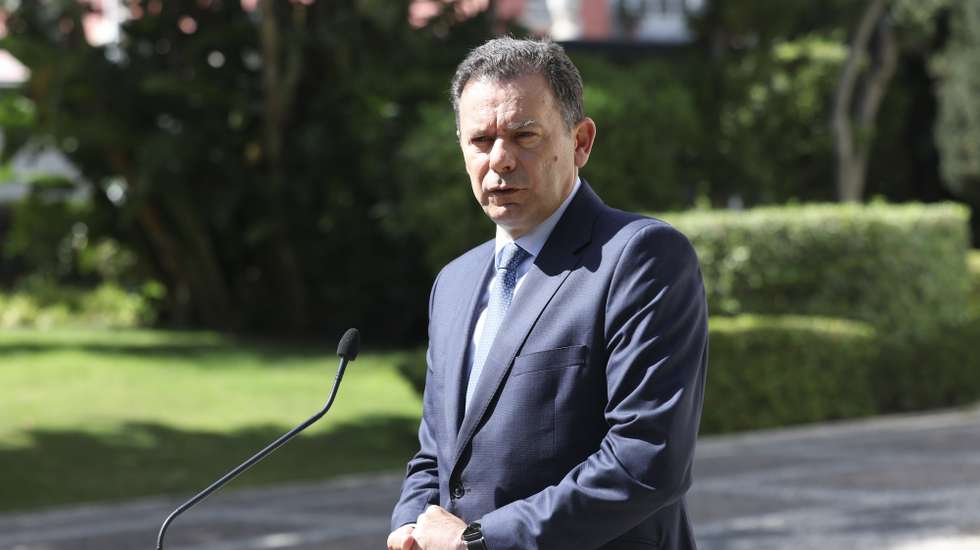O primeiro-ministro, Luís Montenegro, fala aos jornalistas após receber a líder da oposição venezuelana, Maria Corina Machado, no Palácio de S. Bento, em Lisboa, 22 de abril de 2026. O primeiro-ministro afirmou hoje que “a esperança é a última a morrer” quanto a um acordo sobre o pacote laboral em concertação social e considerou que “só razões de natureza mais política” podem impedir este desfecho. ANTONIO COTRIM/LUSA