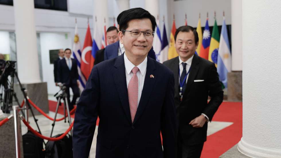 epa12232302 Taiwanese Foreign Minister Lin Chia-lung (L) attends a meeting in Asuncion, Paraguay, 11 July 2025. Lin Chia-lung began his official visit to Paraguay by laying a wreath to the nation's heroes at the National Pantheon in downtown Asuncion, as part of the commemoration of 68 years of bilateral relations.  EPA/Juan Pablo Pino