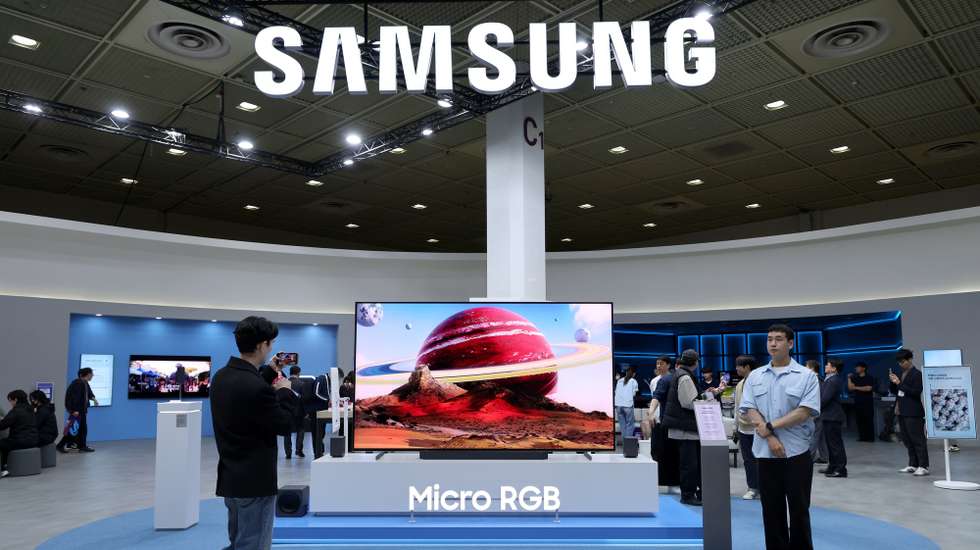 epa12905931 Visitors look at the Micro RGV TV of Samsung Electronics exhibition booth  during the World IT Show 2026 at COEX in Seoul, South Korea, 22 April 2026. A total of 460 companies and organizations from 17 countries are participating in the annual technology show, which runs from 22 to 24 April.  EPA/HAN MYUNG-GU