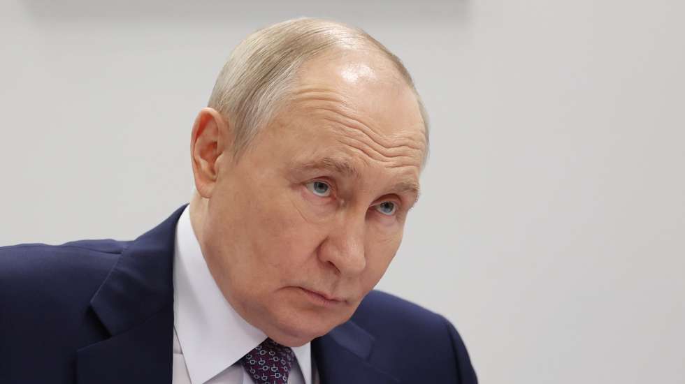 epa12919892 Russian President Vladimir Putin meets with Health Minister Mikhail Murashko at the Federal Centre for Emergency Medicine of Russia's Health Ministry in Moscow, Russia, 28 April 2026.  EPA/VYACHESLAV PROKOFYEV/SPUTNIK/KREMLIN POOL MANDATORY CREDIT